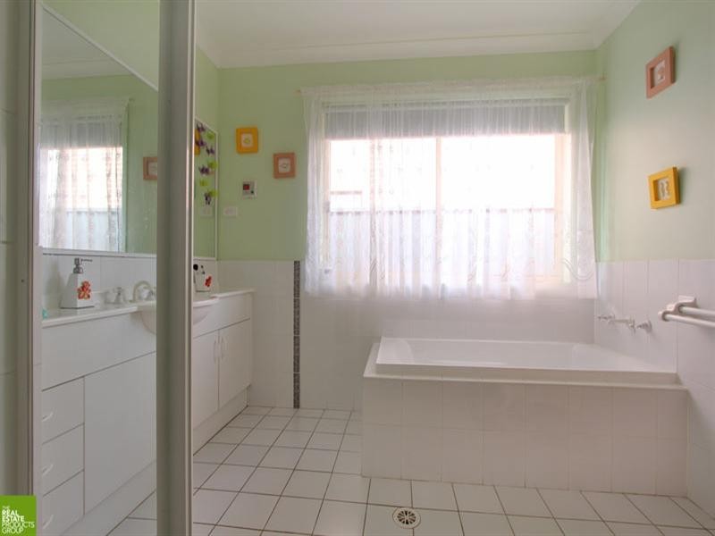 8 Athanlin Avenue, Haywards Bay NSW 2530