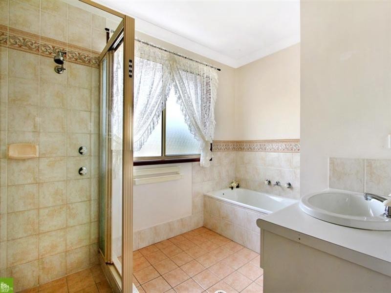 4 Hillside Drive, Albion Park NSW 2527