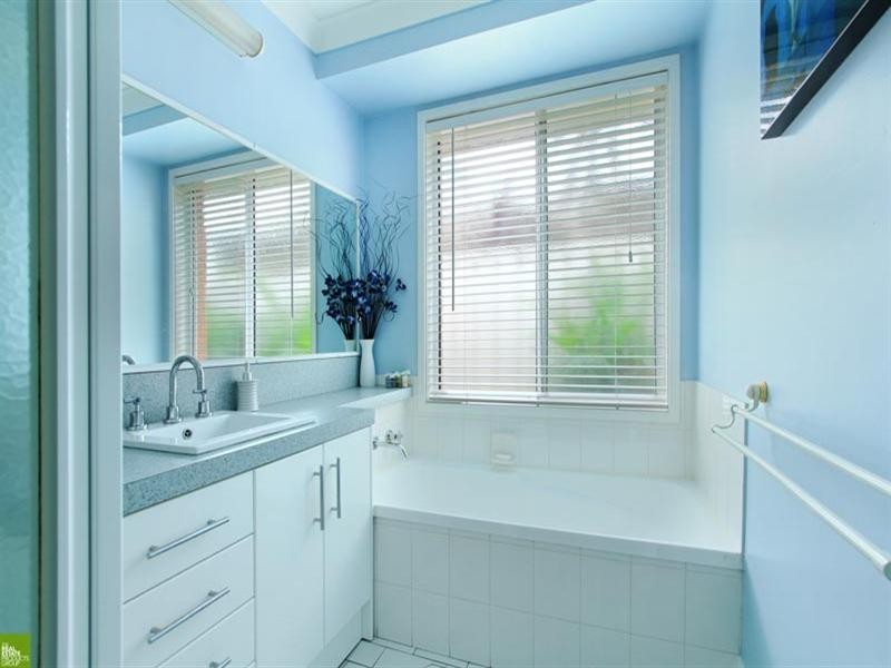 11 Flame Tree Place, Albion Park Rail NSW 2527