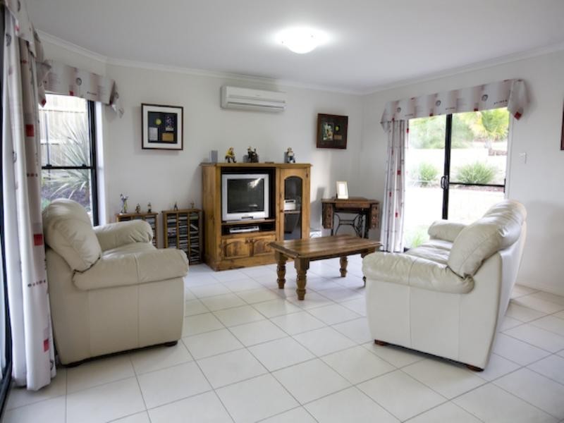 5 Petrie Court, Southside QLD 4570