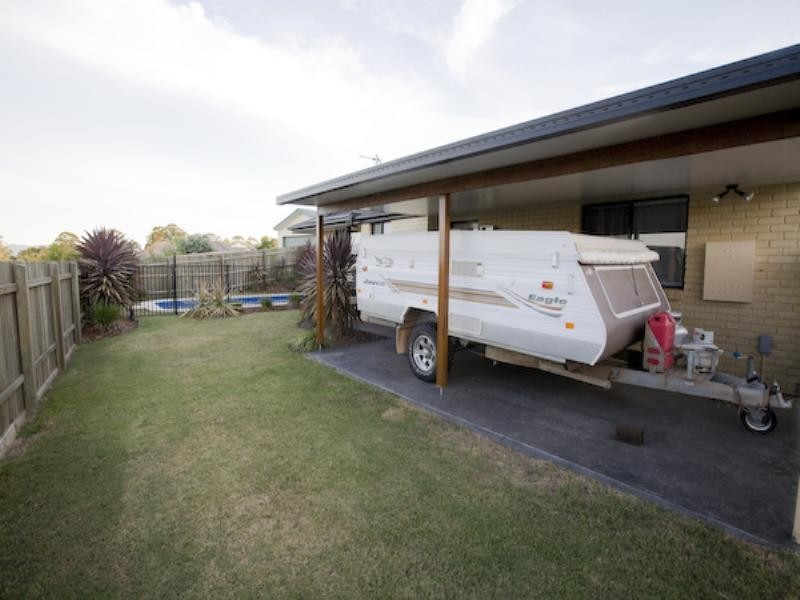 5 Petrie Court, Southside QLD 4570