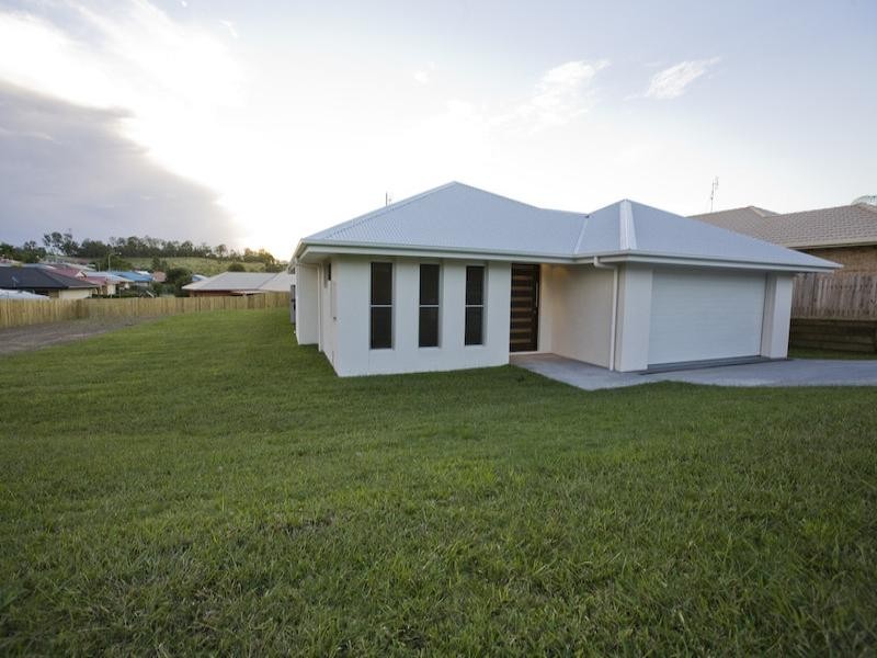 13 Decker Place, Southside QLD 4570