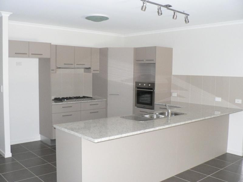 4 Chairmans Close, Jones Hill QLD 4570