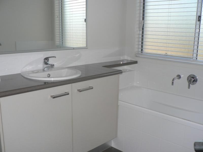 4 Chairmans Close, Jones Hill QLD 4570