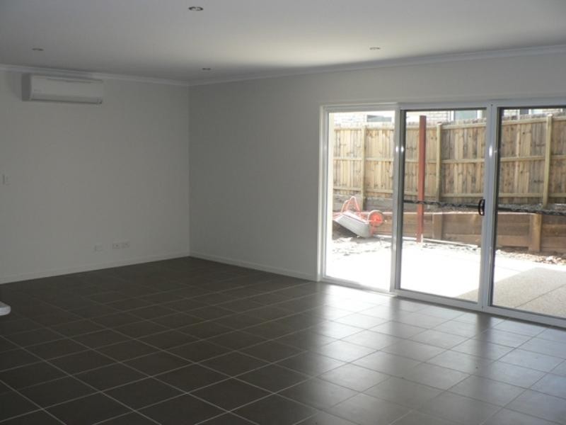 4 Chairmans Close, Jones Hill QLD 4570