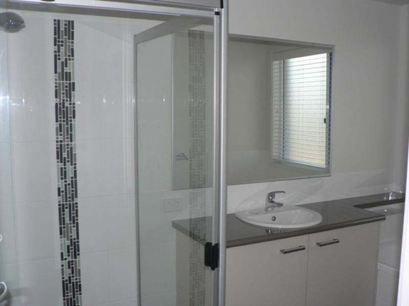 4 Chairmans Close, Jones Hill QLD 4570