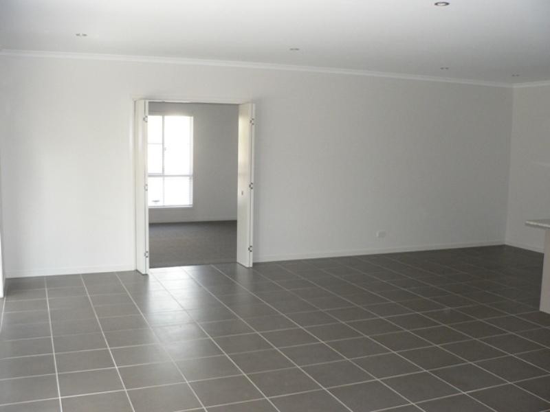 4 Chairmans Close, Jones Hill QLD 4570