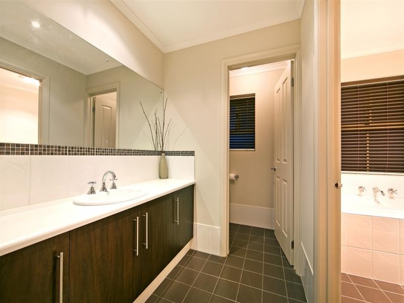 42 Lord Howe Crescent, Mawson Lakes SA 5095