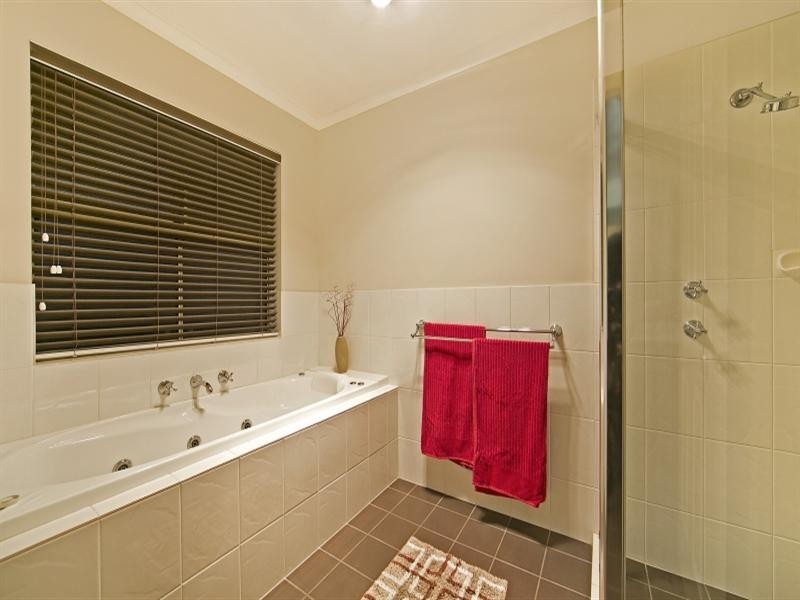 42 Lord Howe Crescent, Mawson Lakes SA 5095