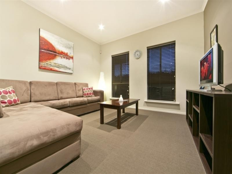 42 Lord Howe Crescent, Mawson Lakes SA 5095