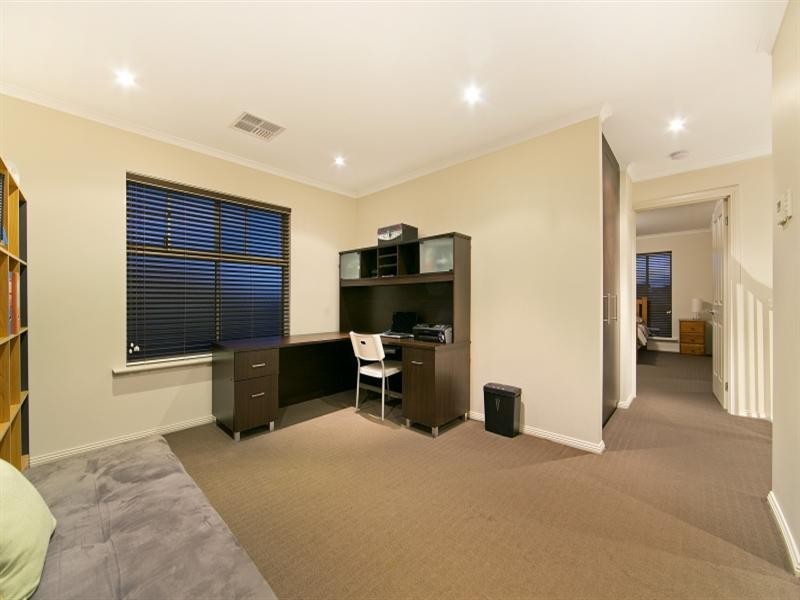 42 Lord Howe Crescent, Mawson Lakes SA 5095