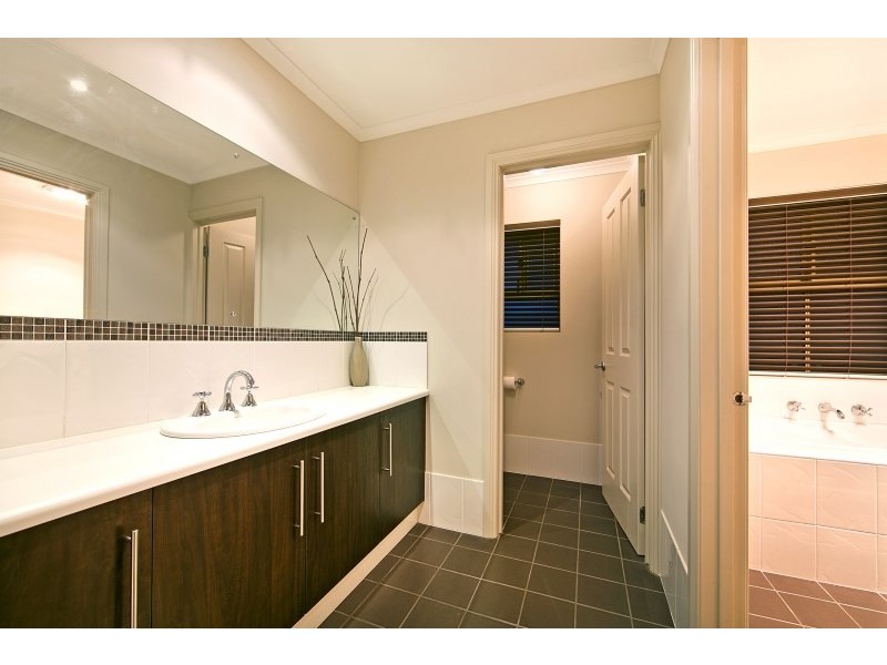 42 Lord Howe Crescent, Mawson Lakes SA 5095