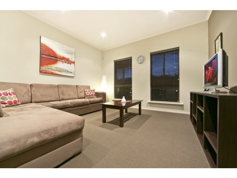 42 Lord Howe Crescent, Mawson Lakes SA 5095