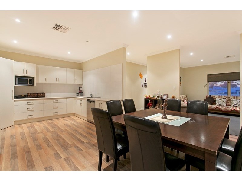 8 Amber Avenue, Clearview SA 5085