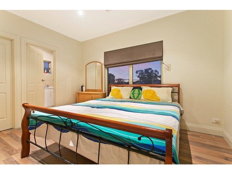 8 Amber Avenue, Clearview SA 5085