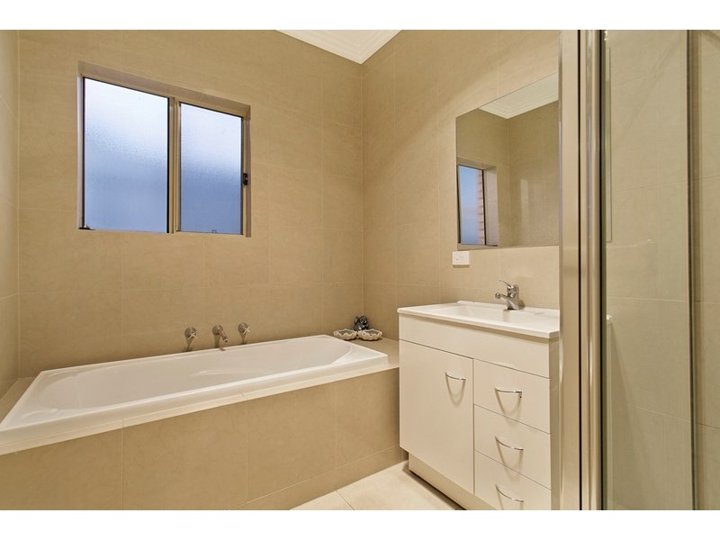 8 Amber Avenue, Clearview SA 5085