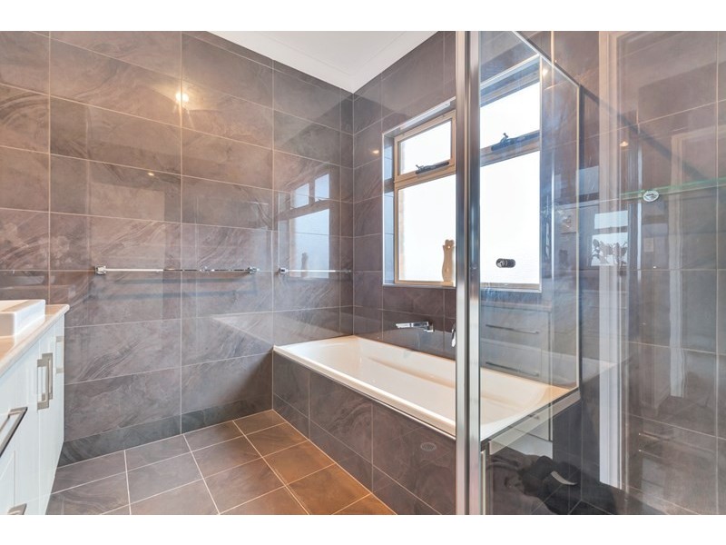 2 Down Drive, Valley View SA 5093