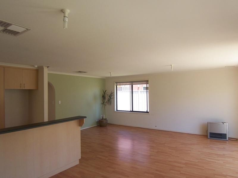 8 Lakeside Circuit, Northgate SA 5085