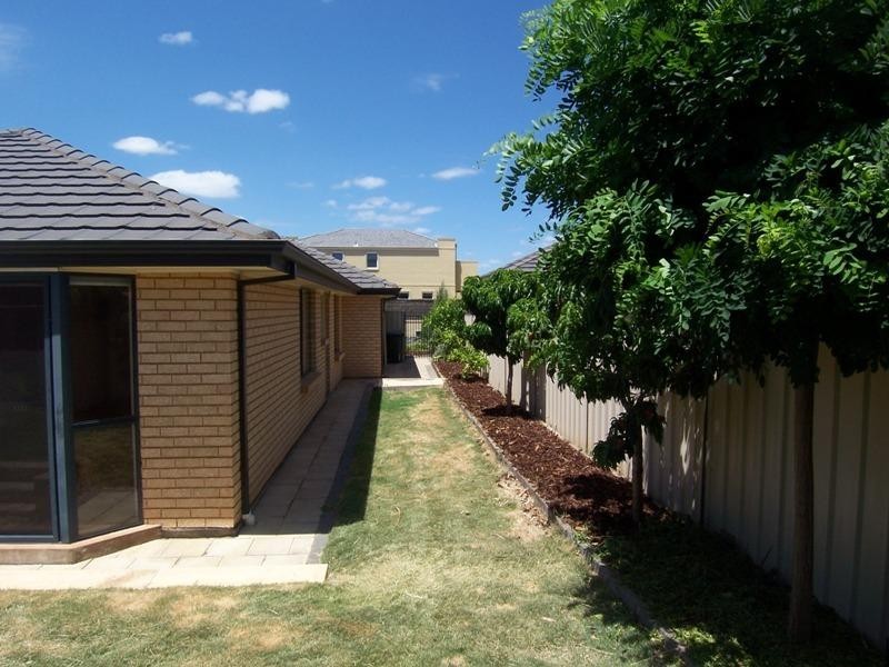 8 Lakeside Circuit, Northgate SA 5085
