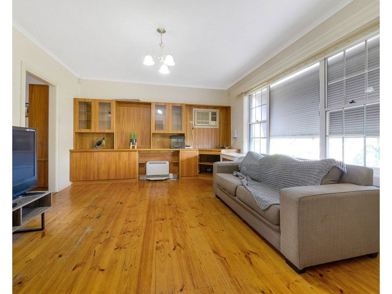 8 Flinders Drive, Valley View SA 5093