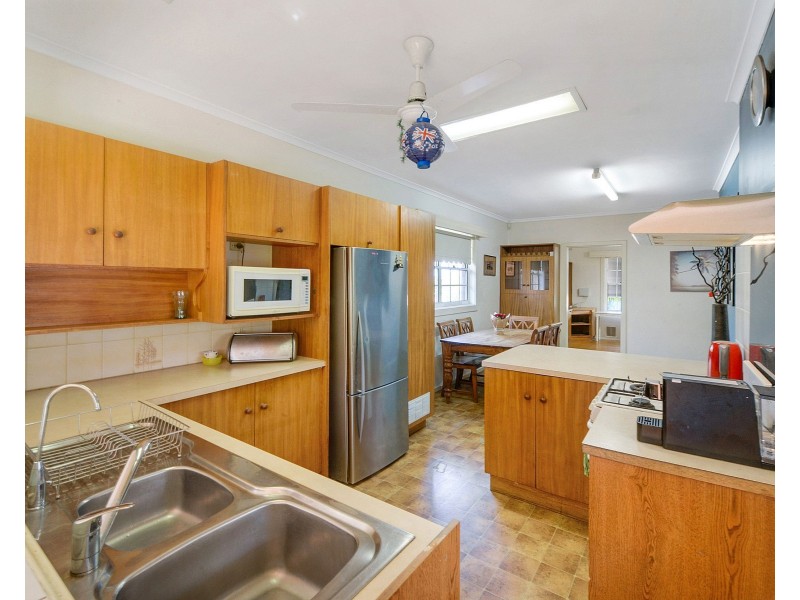 8 Flinders Drive, Valley View SA 5093