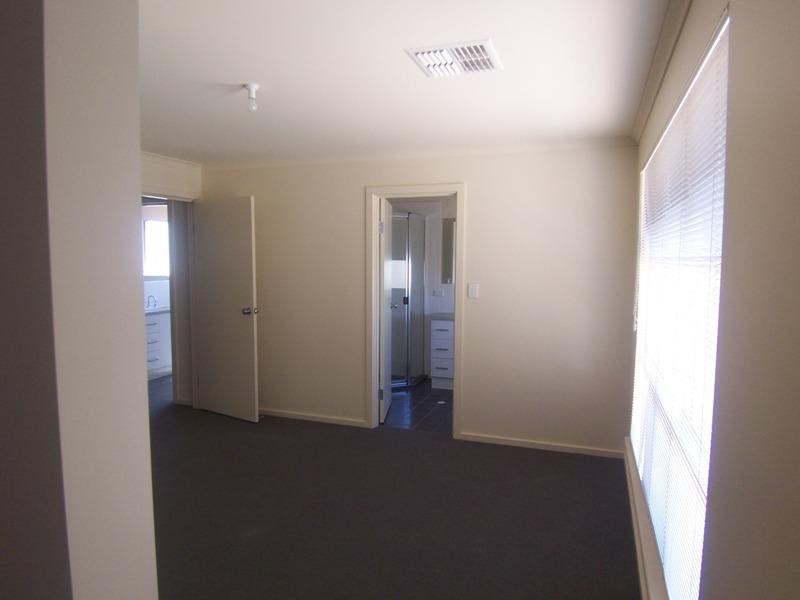 4 Cathedral Circuit, Mawson Lakes SA 5095