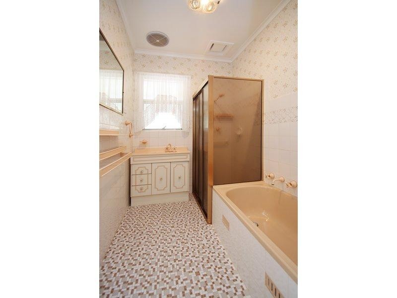 1 Warilda Avenue, Valley View SA 5093