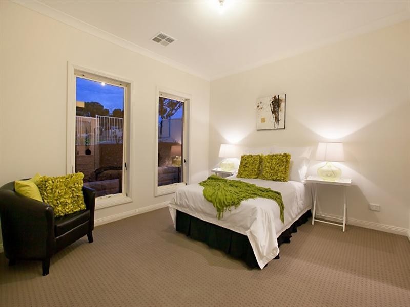 9 Amber Avenue, Clearview SA 5085