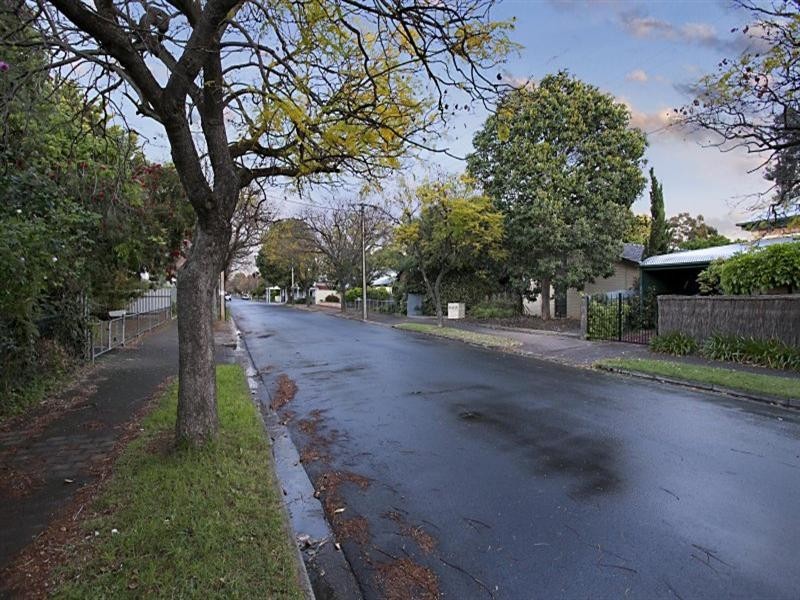 2/4a Gordon Road, Black Forest SA 5035