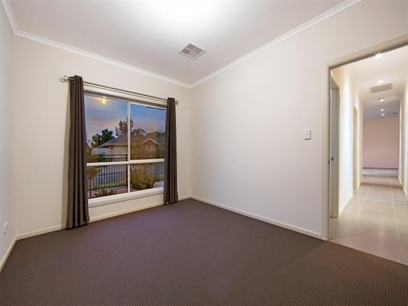 15 Chaucer Street, Clearview SA 5085