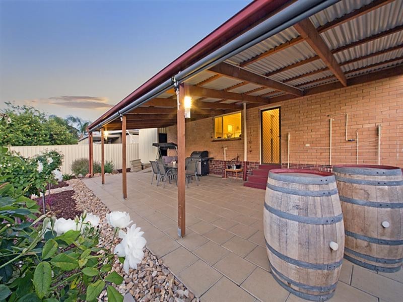 8 Dennis Crescent, Para Hills SA 5096