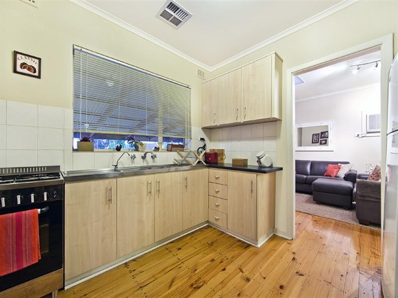 8 Dennis Crescent, Para Hills SA 5096