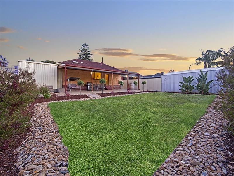 8 Dennis Crescent, Para Hills SA 5096