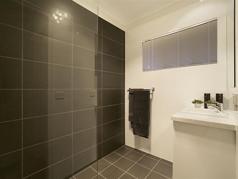 2/4a Gordon Road, Black Forest SA 5035