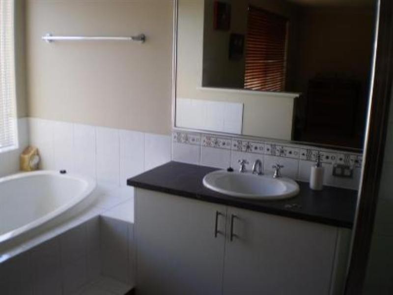 5 Tongaroo Boulevard, Success WA 6164