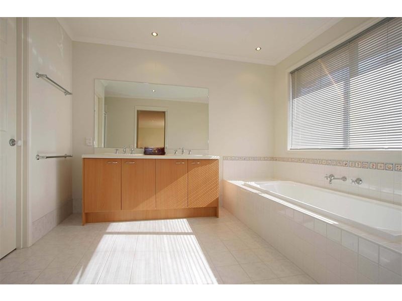 16 Heysen Park Way, Caroline Springs VIC 3023