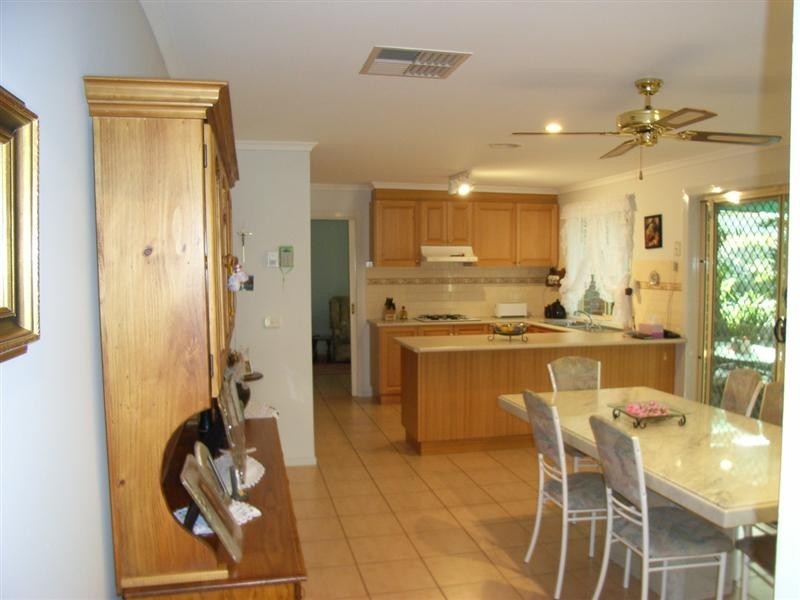 5 Sandalwood Avenue, Hillside VIC 3037