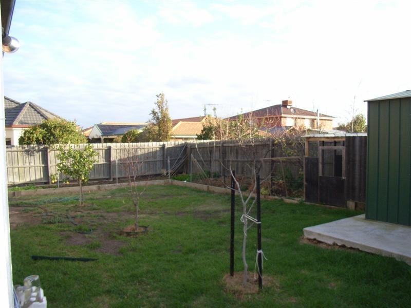 5 Sandalwood Avenue, Hillside VIC 3037