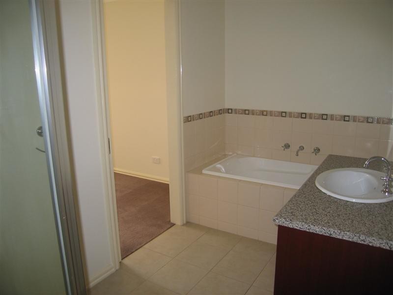 10/107-109 Pecks Road, Sydenham VIC 3037