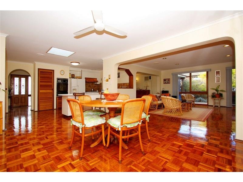 18 Sherbrooke Crescent, Taylors Lakes VIC 3038