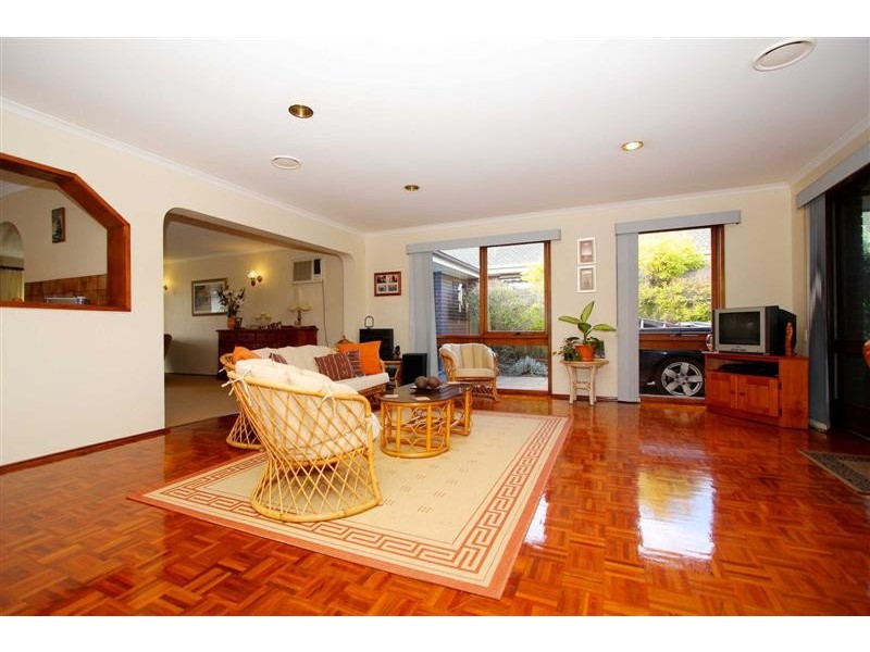 18 Sherbrooke Crescent, Taylors Lakes VIC 3038