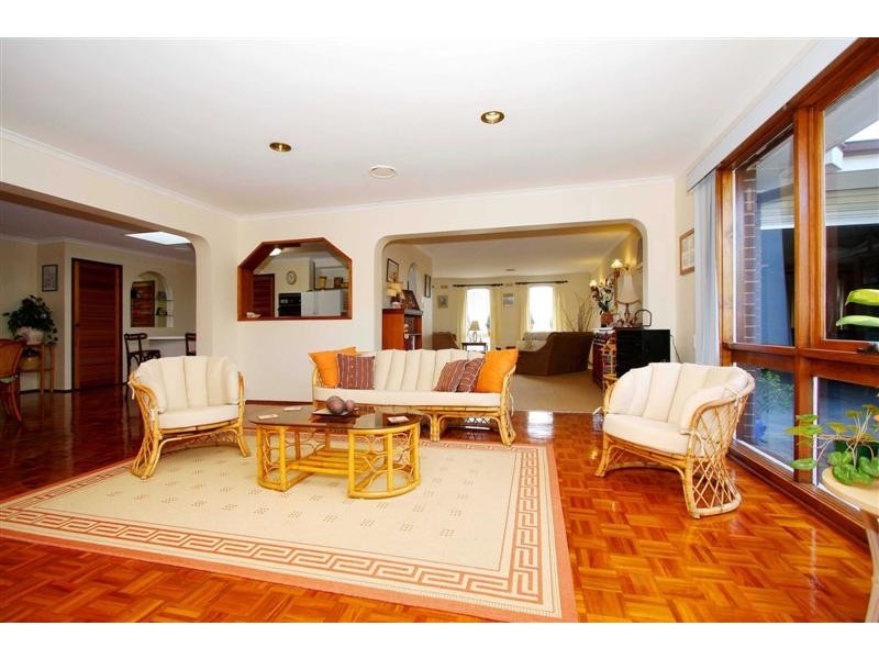 18 Sherbrooke Crescent, Taylors Lakes VIC 3038