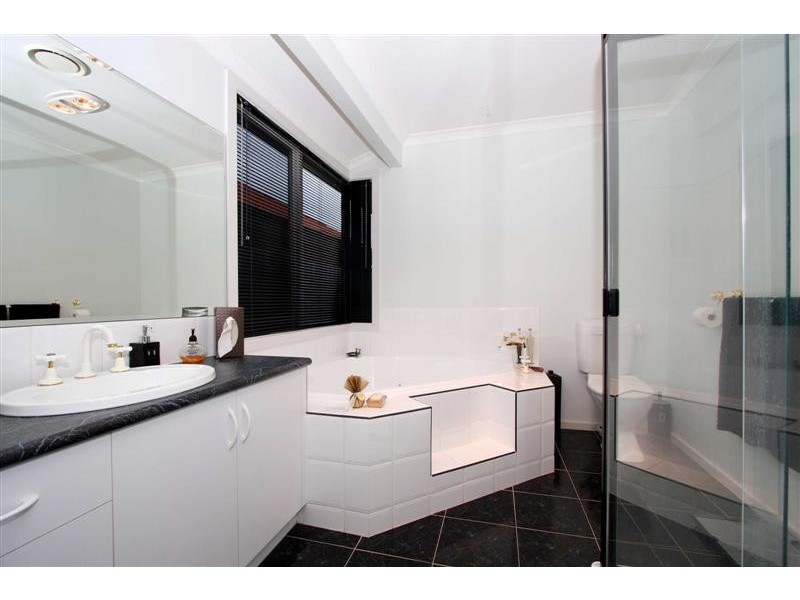 6 Linden Court, Taylors Lakes VIC 3038