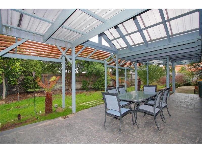 6 Linden Court, Taylors Lakes VIC 3038