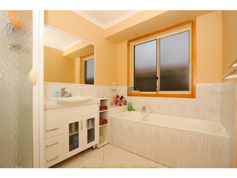 11 Hannah Avenue, Hillside VIC 3037