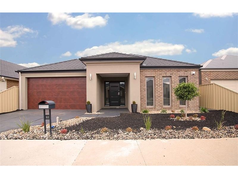 32 The Avenue, Caroline Springs VIC 3023