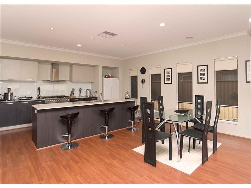 32 The Avenue, Caroline Springs VIC 3023