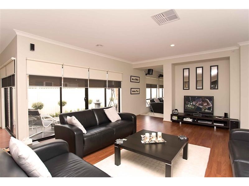 32 The Avenue, Caroline Springs VIC 3023