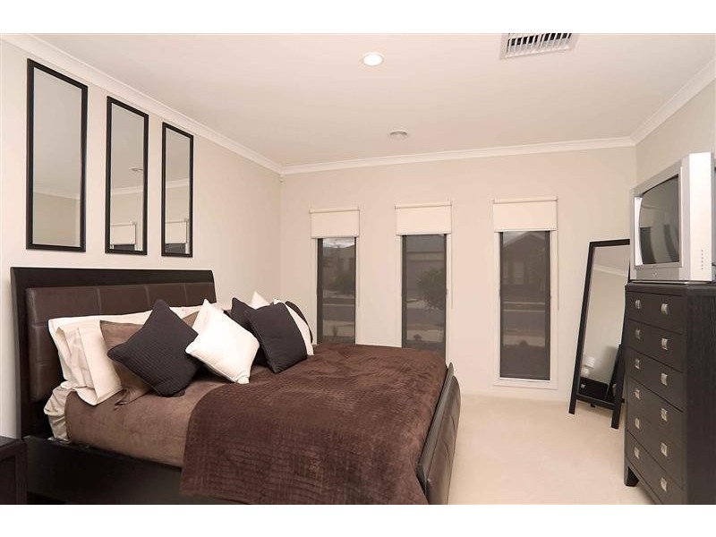 32 The Avenue, Caroline Springs VIC 3023