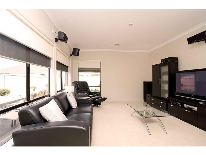 32 The Avenue, Caroline Springs VIC 3023